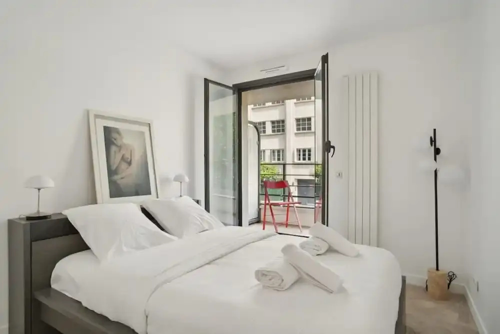 Elegant New Apartment With Balcony in the 16th - M