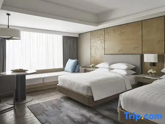 1 Bedroom Double Club Junior Suite with pool view (twin beds)