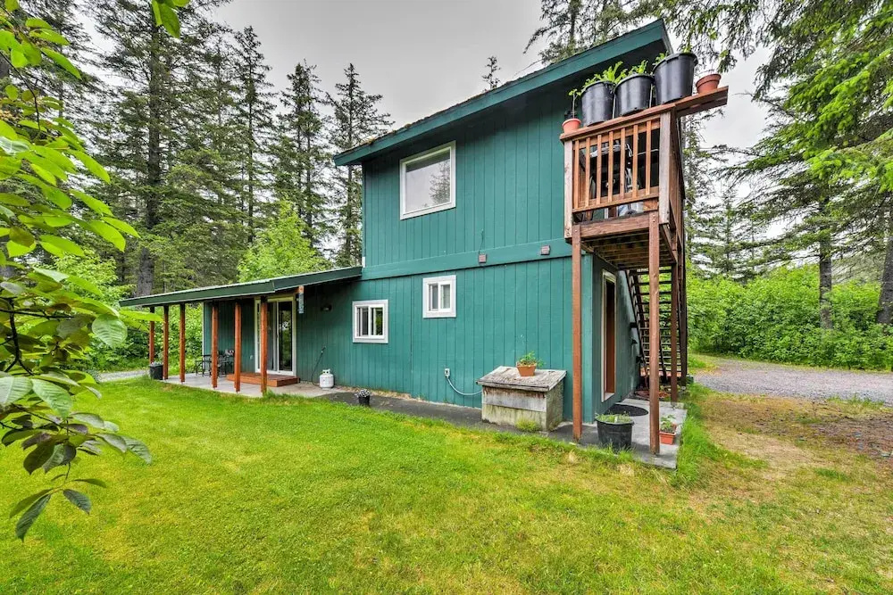 Peaceful, Quiet Seward Apt W/back Yard & Mtn Views