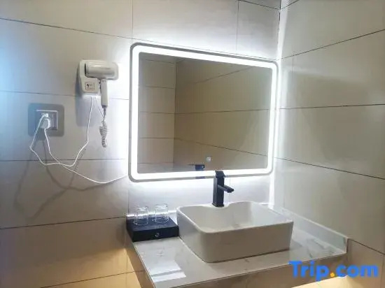Yijiangnan Yun Homestay (Qionghai Aihua East Road High Speed Railway Station)