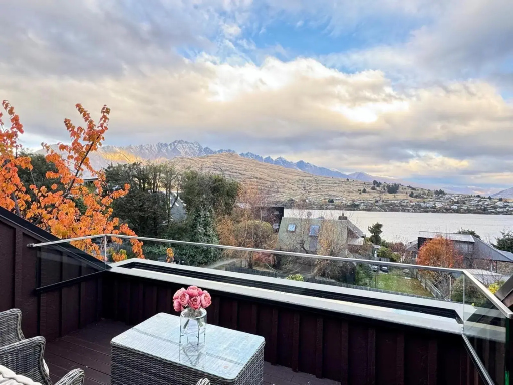 4 bedroom home, unlimited wifi, fantastic lake views with private balcony