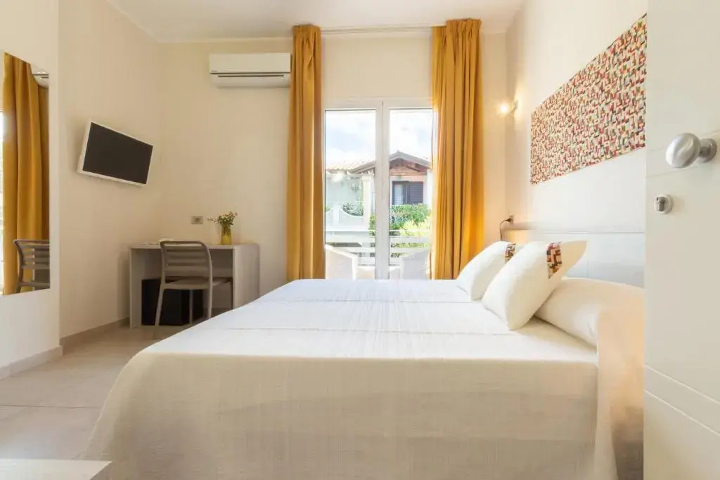 Standard Double room with balcony (full double bed)