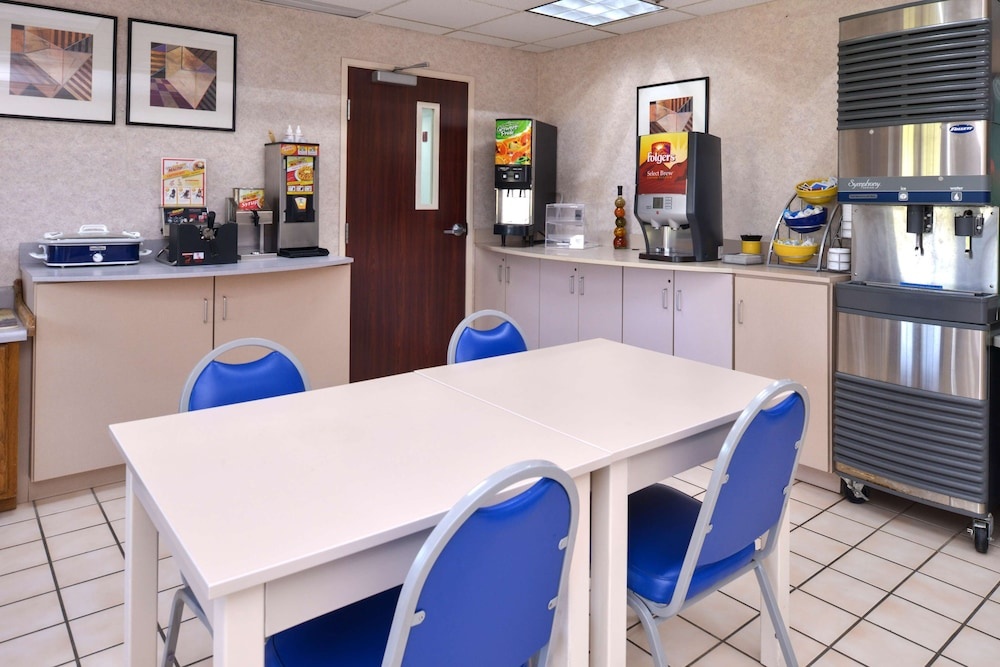 Sunset Inn & Suites — 2