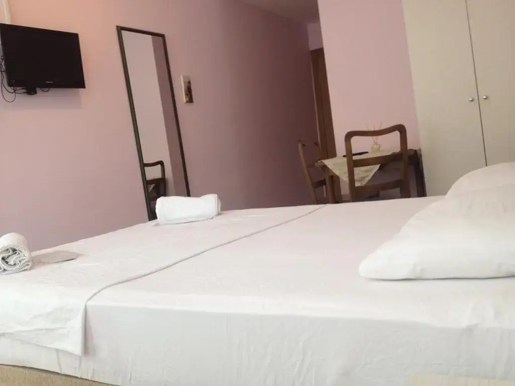 Classic Double room with balcony (full double bed)