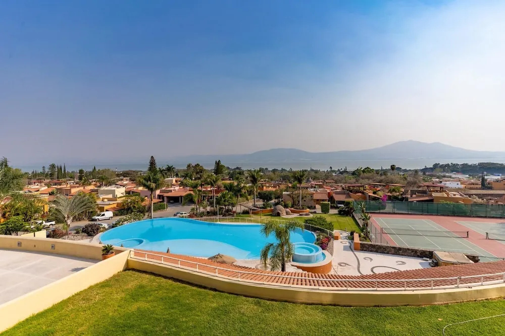 Luxury Private Resort 2-br 2-wr Condo w Breath Taking Lake Views