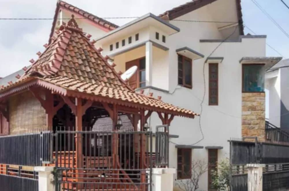 Griya Sarah Backpacker Homestay by Bias
