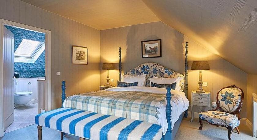 Loch Lomond Arms by null