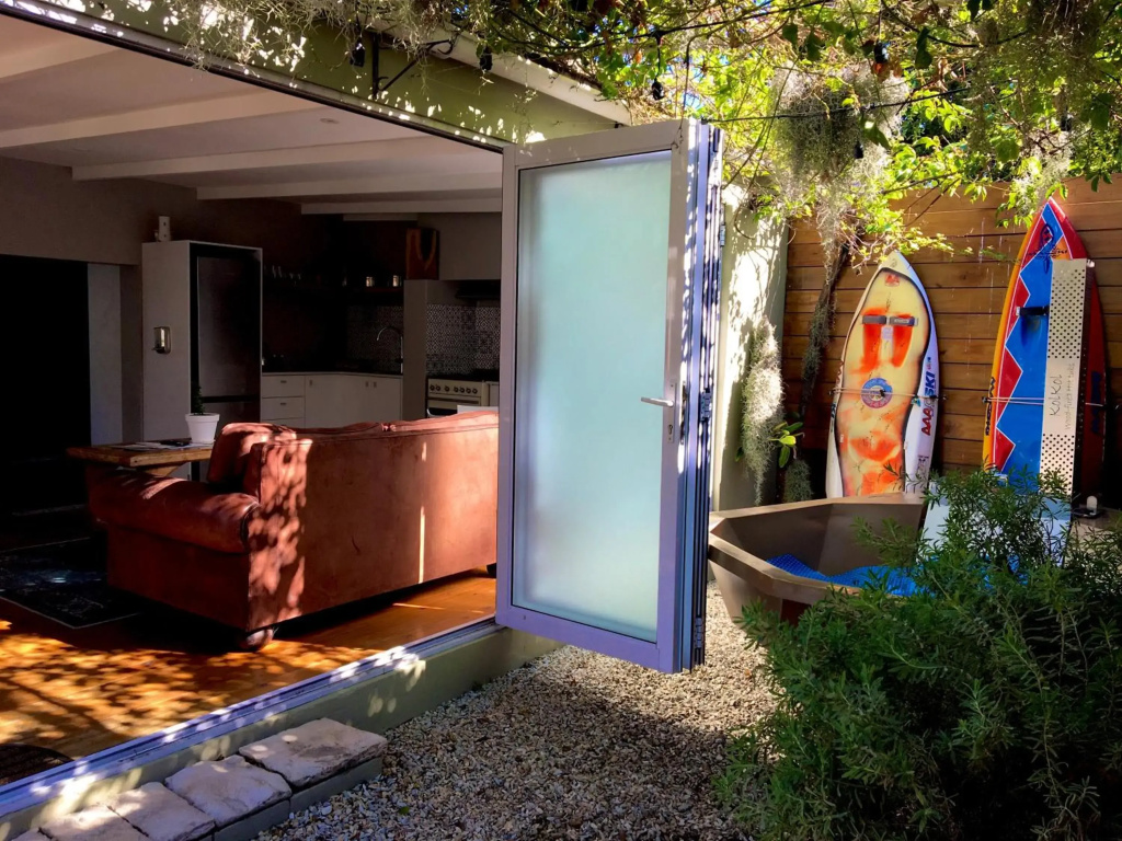 Modern Spacious Cottage with Hot Tub, Flora Studio