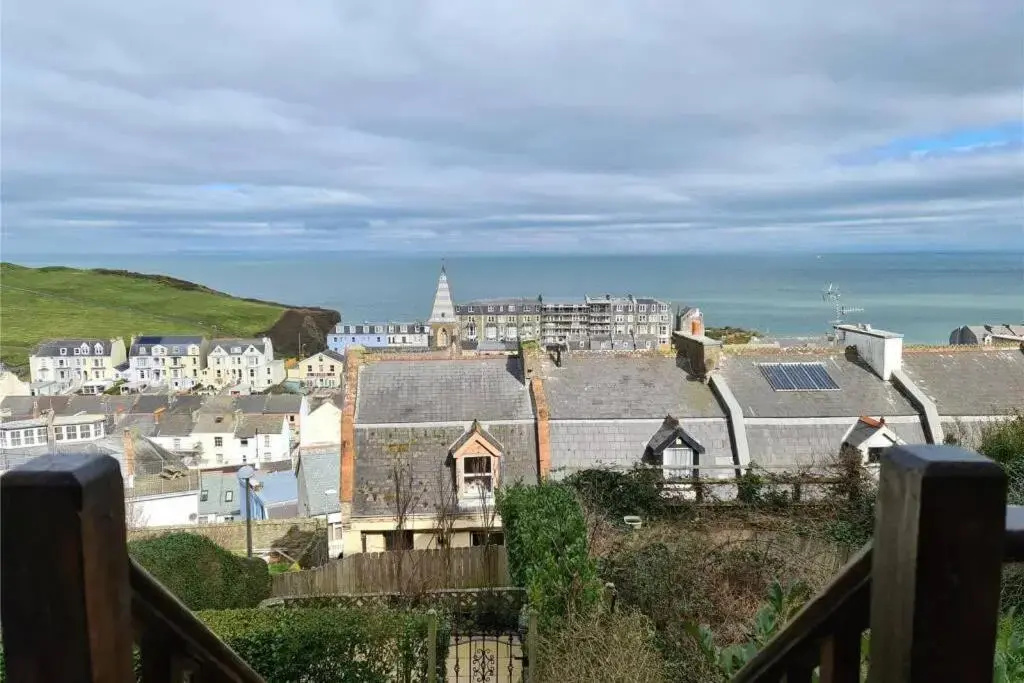 Large House, sleeps 10 with incredible sea views