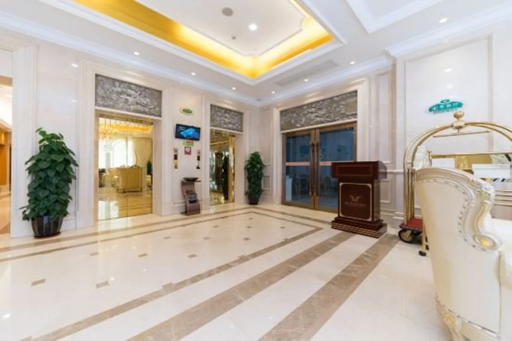 Vienna Hotel (Shunlian Square Jinlong Metro Station)