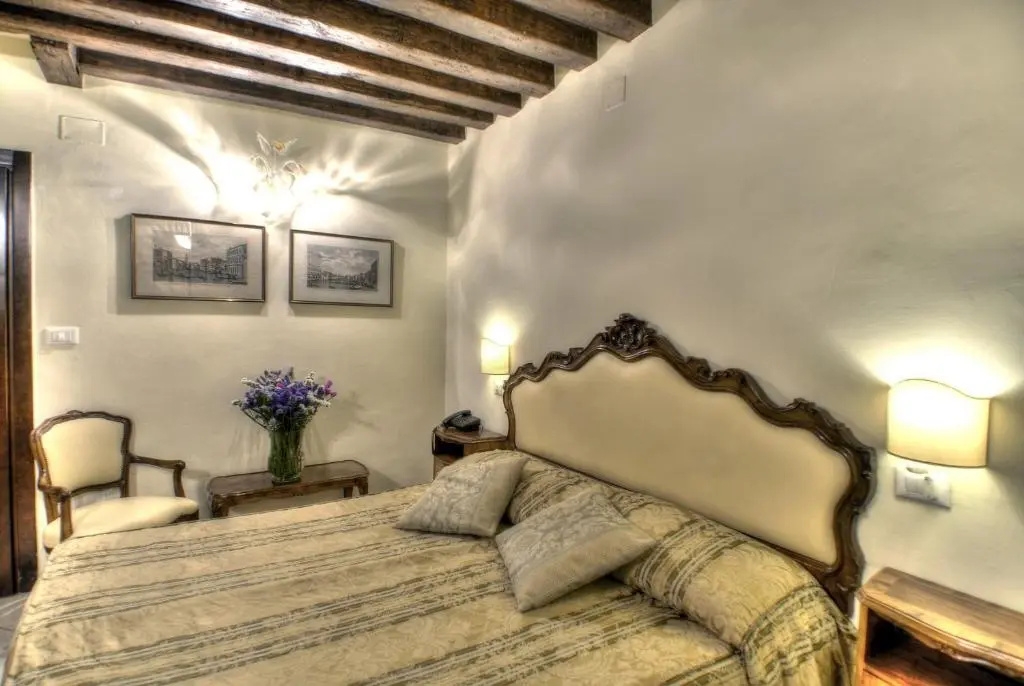 Double room with square view (full double bed)