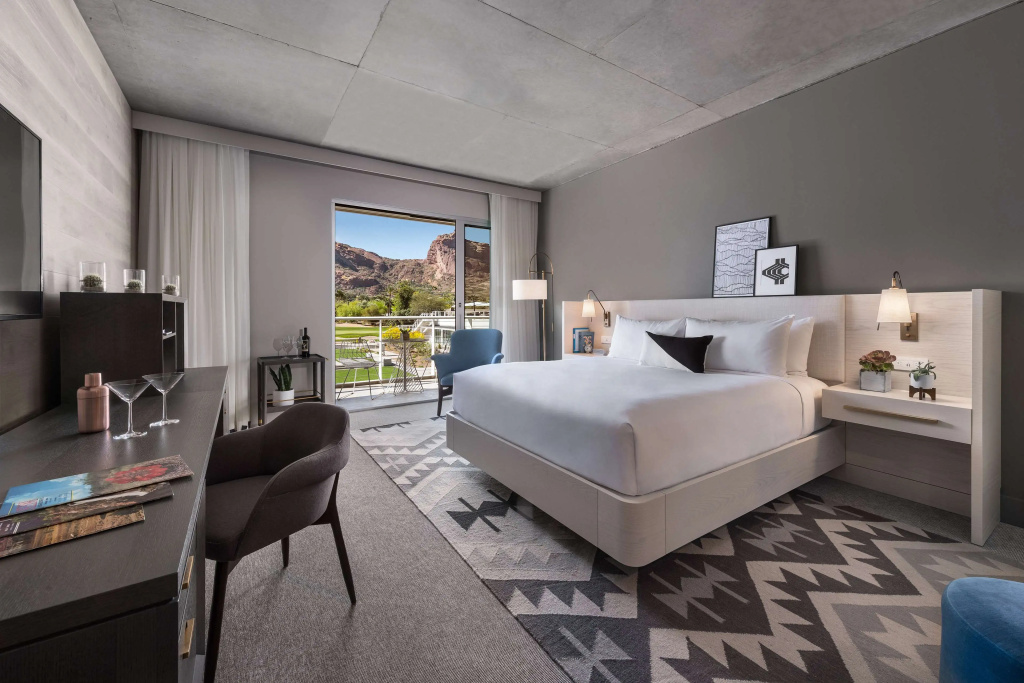 Standard room with mountain view