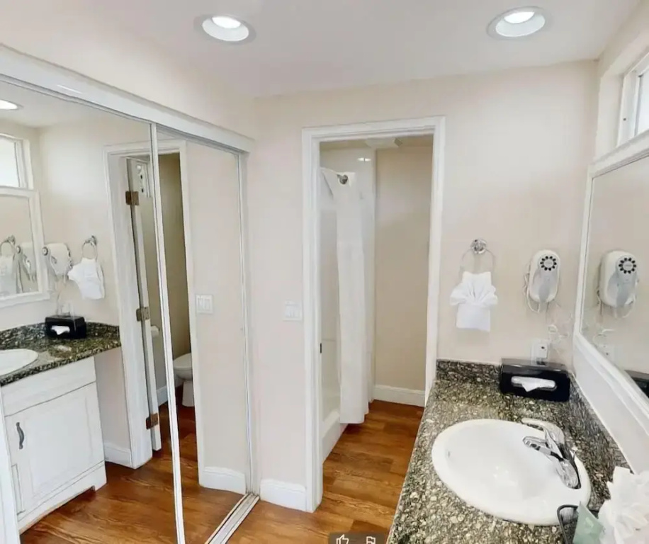 Standard Double room with balcony (full double bed)