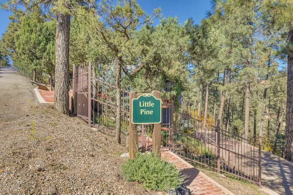 Cozy Ruidoso Cottage w/ Deck - 10 Min to Village!
