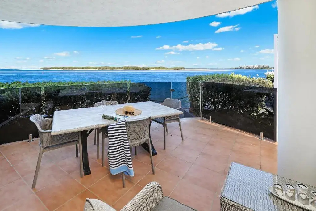 3 Bedrooms Deluxe Basement Apartment with water view