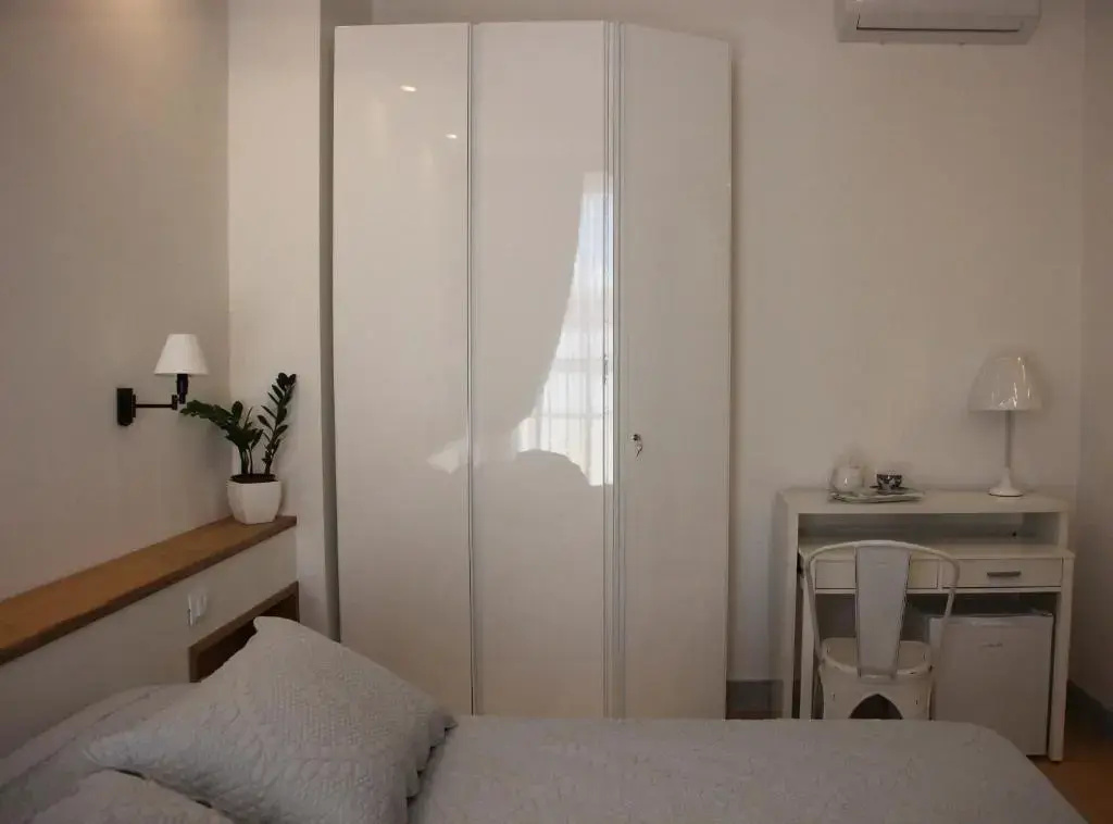 Deluxe Double room (full double bed)