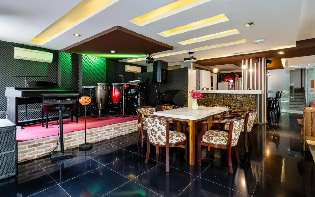 Food & Beverage