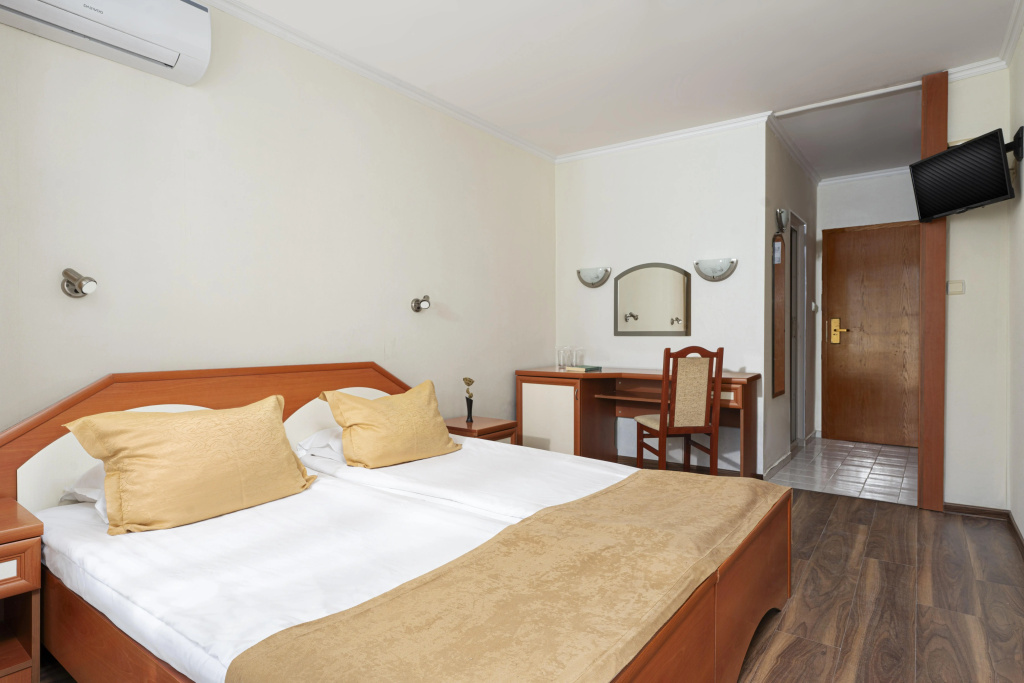 Zefir Hotel — 4