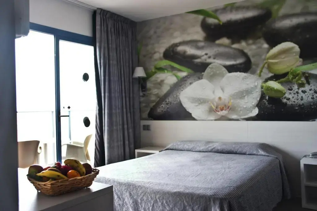 Standard Triple room with sea view