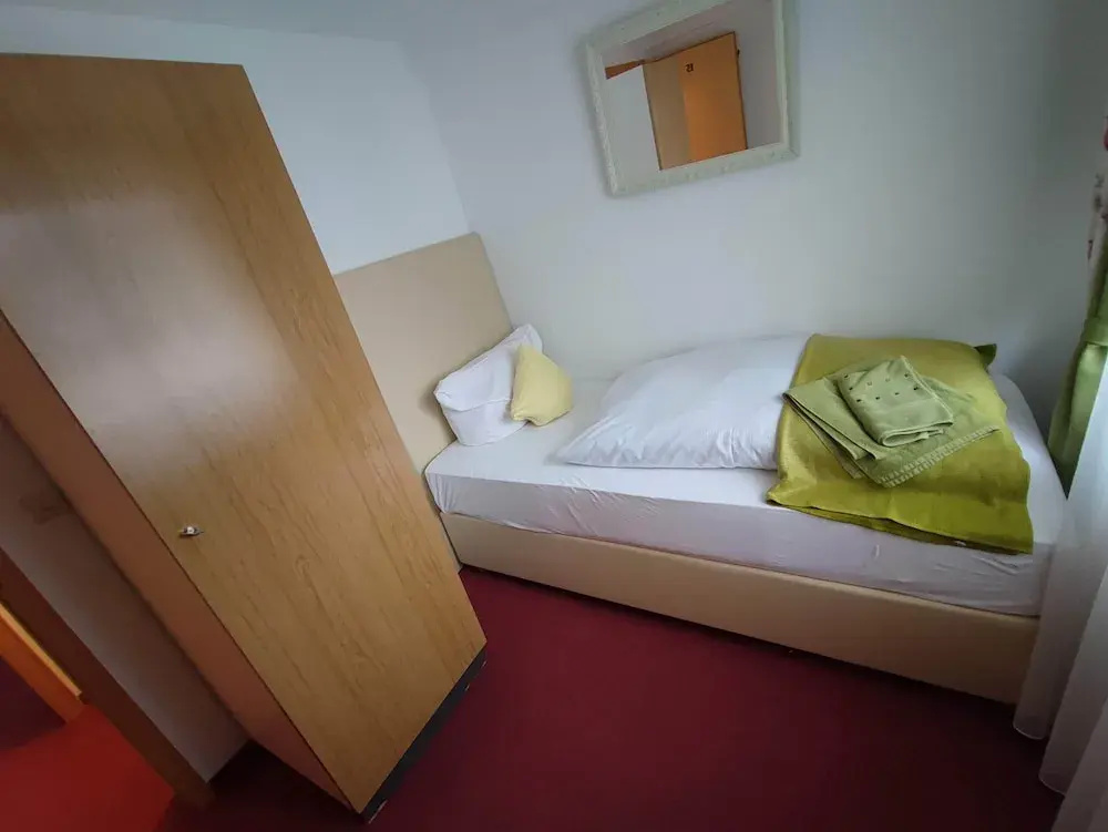 Room in Guest Room - Single Room With Shared Bathroom and Kitchen