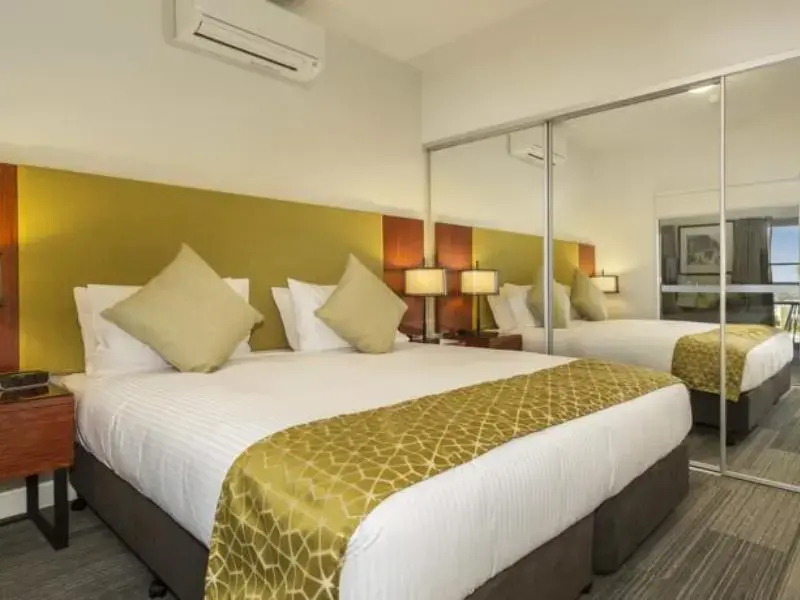 三臥室四人公寓，配有雙人床