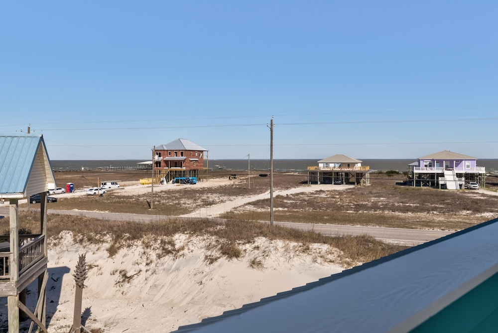 Lazy Daze Beach House - 105 Strand Ct 3 Bedroom Home by RedAwning