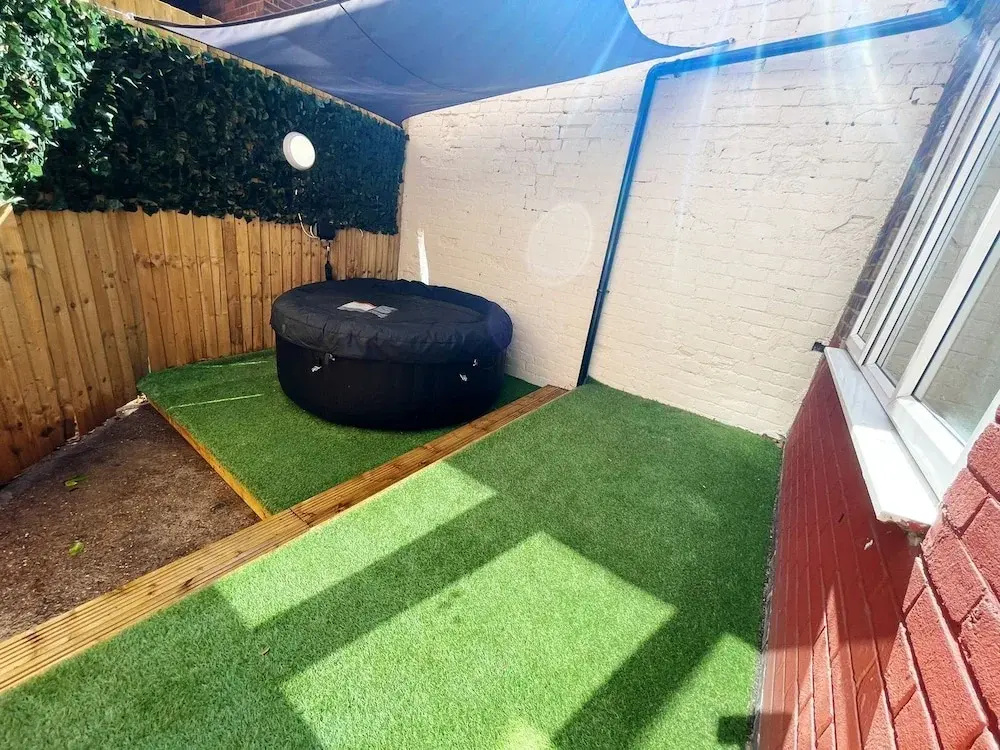Spacious 2-bed Apartment With Hot tub and Parking