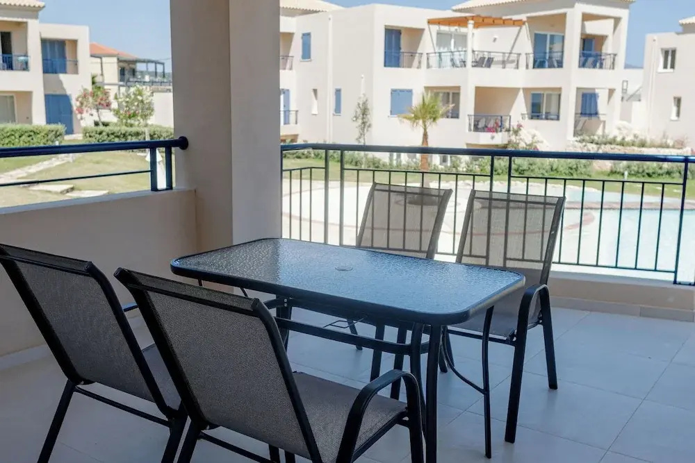 Phaedrus Living: Seaside Thalassa Cretan D101