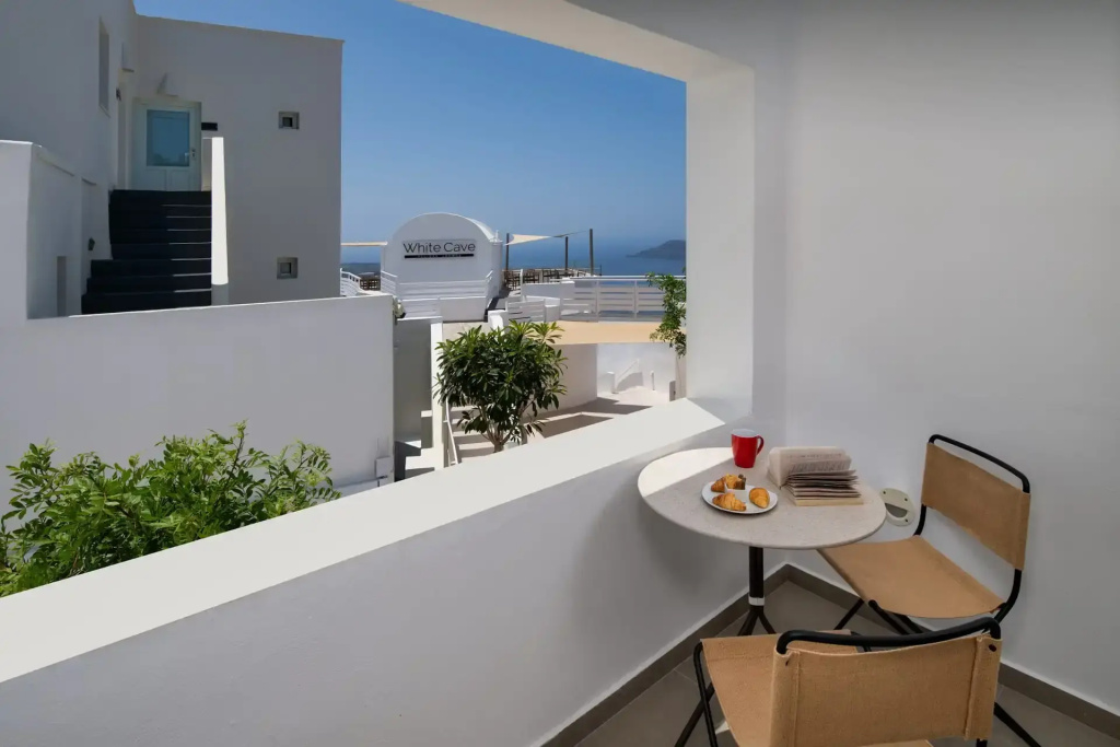Executive Double room with partial sea view (full double bed)