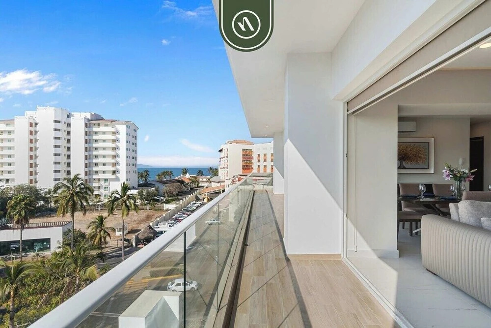 Tropical 2 BR Retreat - Close to the Beach - Pool