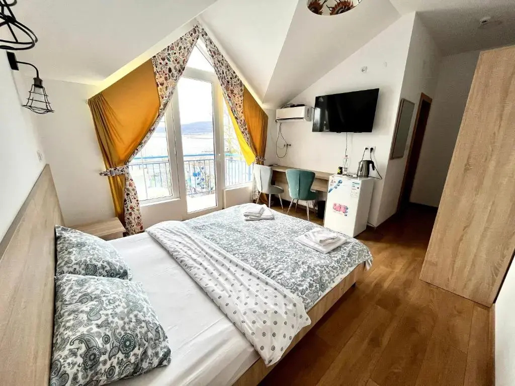 Standard Double room with lake view (full double bed)