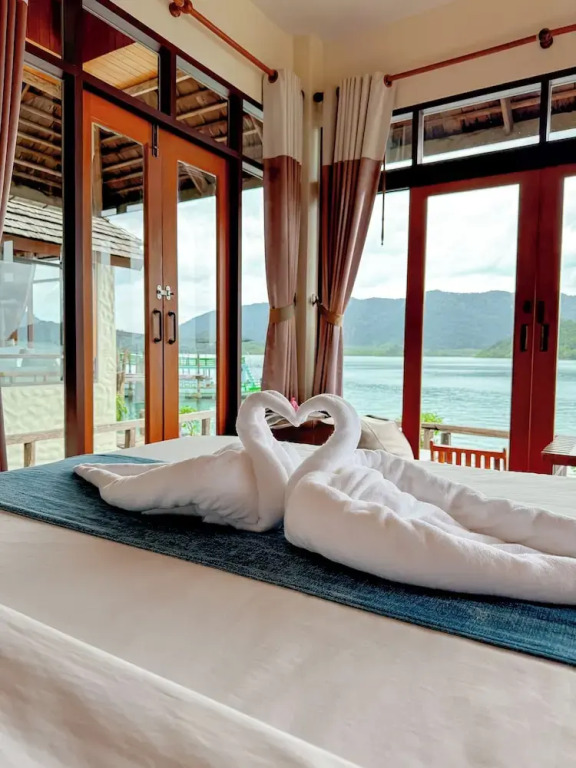 Вилла с балконом и с видом на море в Salakphet Resort