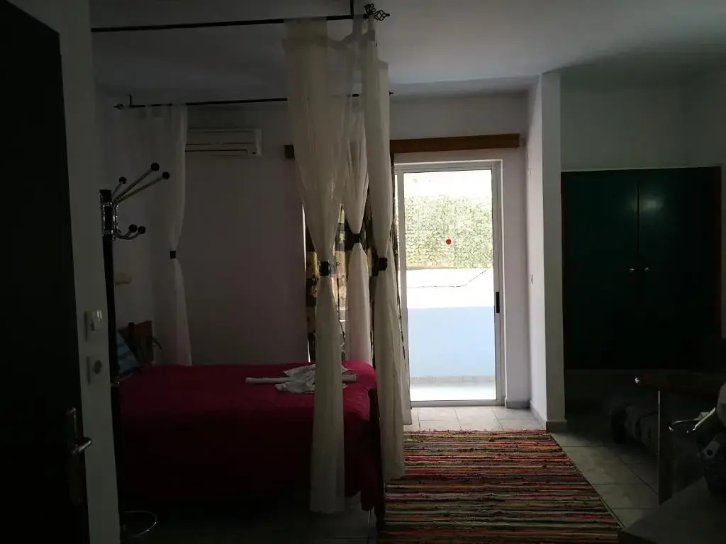 Double Basement Studio (full double bed)