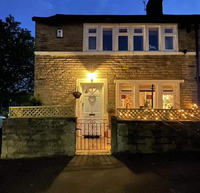 Stunning Two Bedroom Cottage in Honley