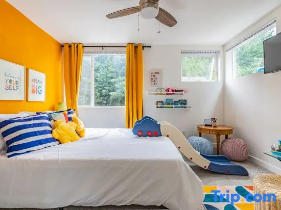 3BR | Rooftop, Family | West Seattle | Sophari