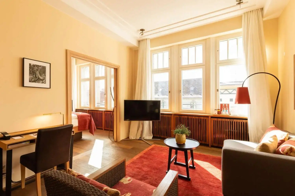 Double Suite with street view (full double bed)