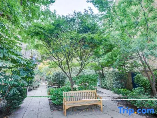 South Kensington - Stylish two bedroom apartment with private courtyard garden