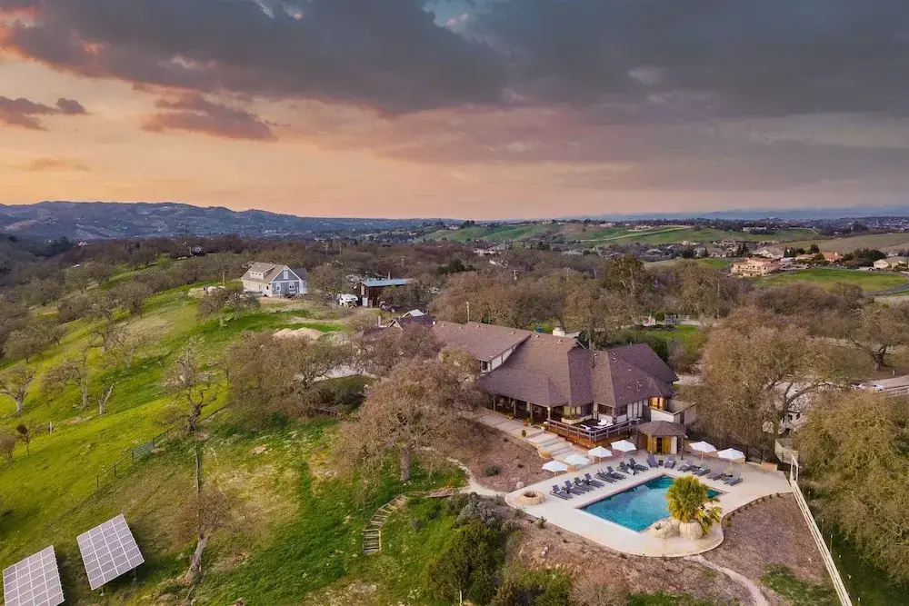 Cathedral by Avantstay Charming Secluded Estate w/ Sauna, Pool Table & Views of the Rolling Hills