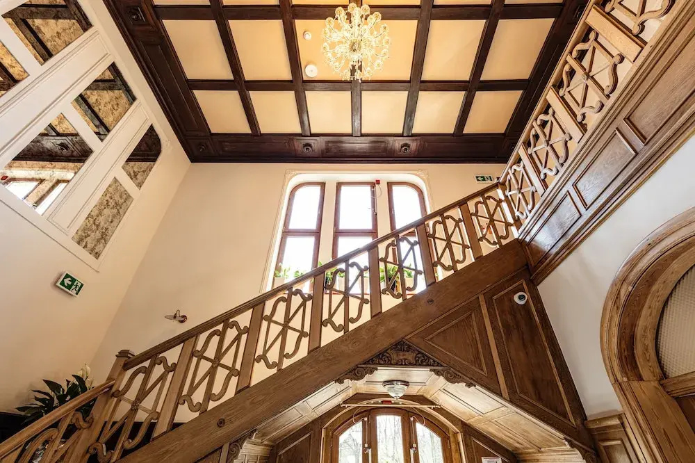 Lobby & Reception