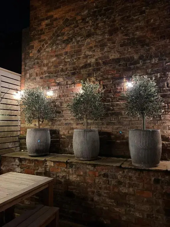 The Courtyard by Chateau Anna, Central York - Free parking