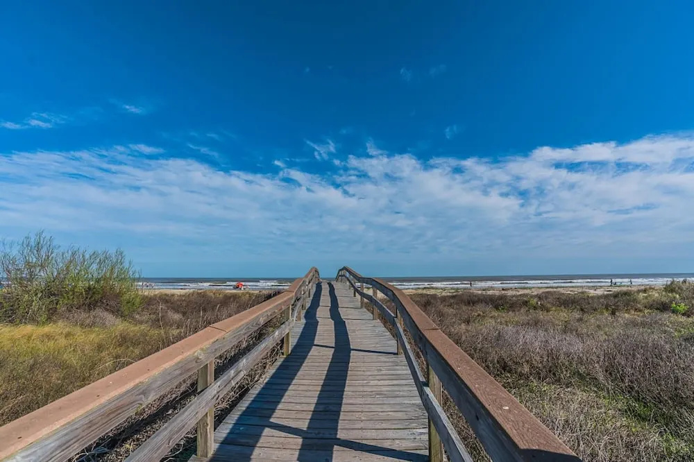 Sunny Daze Walk to Beach 2 Decks Pet Friendly