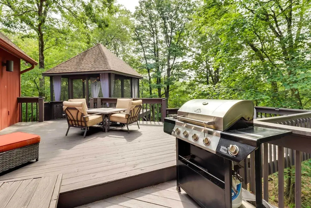 Outdoor Theater, Deck & Fire Pit: Poconos Retreat