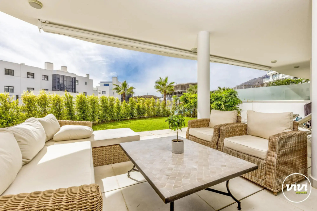 Lady in Fuengirola with 2 bedrooms and 2 bathrooms