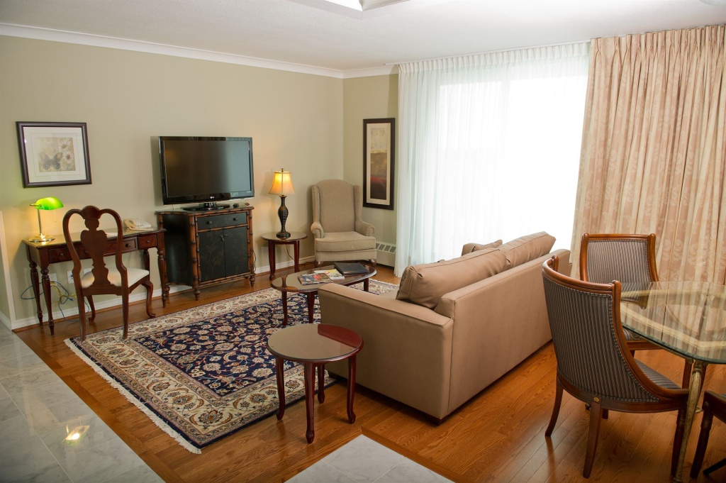 Отель The Waterside Inn в Миссиссауге