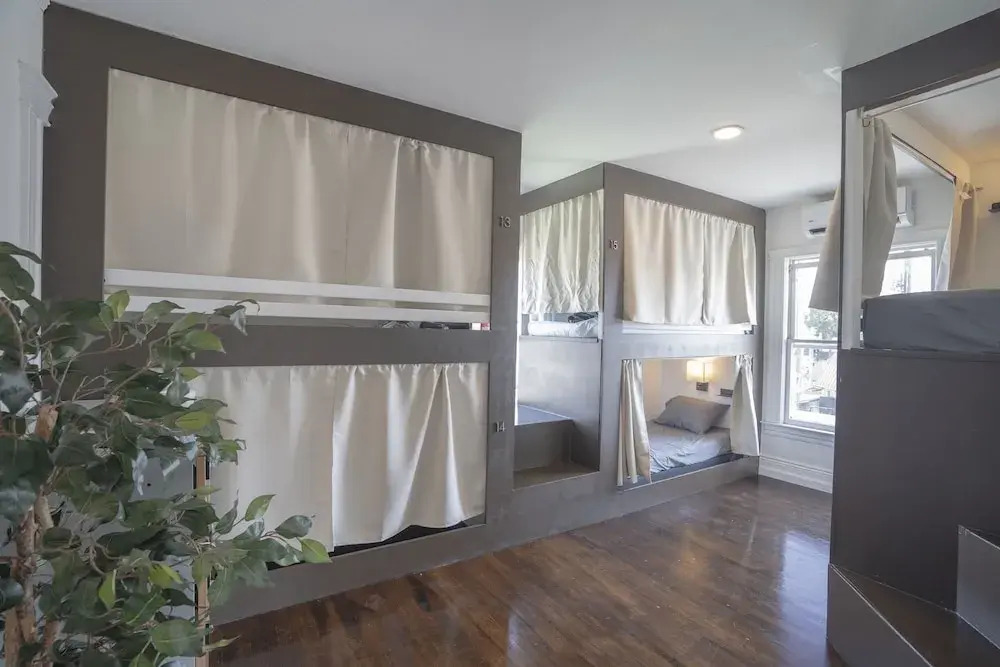 Кровать в общем номере в Burlington Hostel