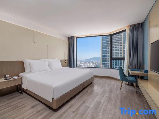 Awaken Danang Hotel Room Type - Deluxe Double room with partial sea view (full double bed)