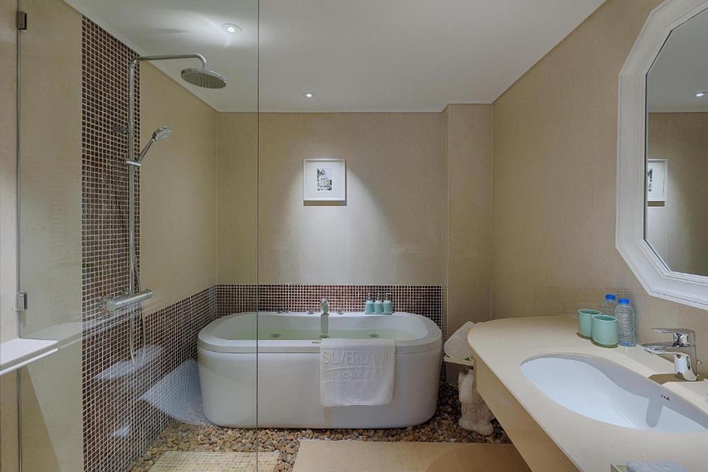 Au Lac Charner Hotel