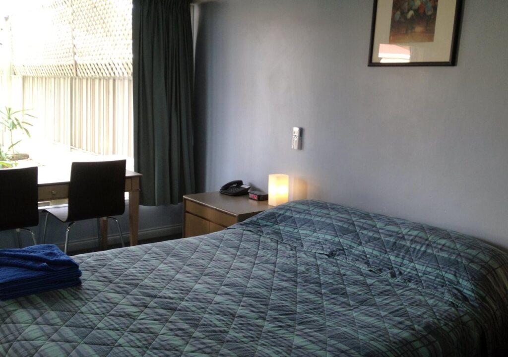 City West Motel by null