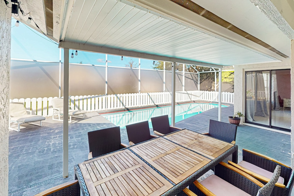 Spacious Dog-friendly Home W/private Pool, Pong Pong, Near Disney