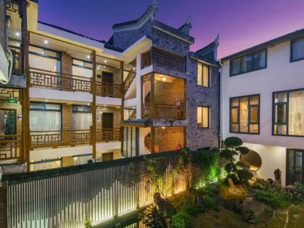 Weijianshan Courtyard Inn